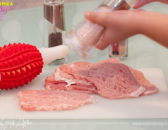 Для начала нарезаем мясо тонкими пластинами. Обязательно отбиваем. У меня для этих целей специальная скалка - при небольших усилиях она отлично размягчает мясные волокна. Перчим и солим по вкусу. Укладываем в емкость и минут на 15 заливаем коньяком. Он предает особую пикантность и способствует сохранению цвета мяса.
