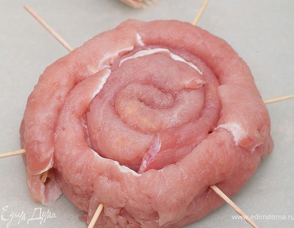 Как только вся трубочка готова, формируем из нее спираль. Укрепляем деревянными палочками.
