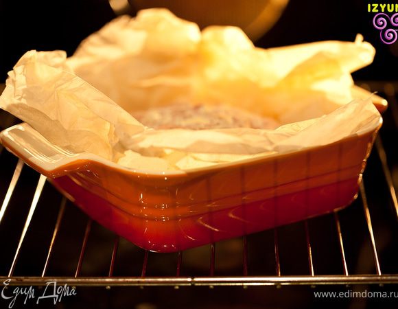 Смазываем поверхность плетенки майонезом и укладываем в форму. В нагретой до 200 градусов духовке запекаем около часа. 

