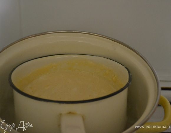 Смешать молоко, сахар и сухое молоко.Поставить на водяную баню. Периодически помешивать, варить 1-1,5 часа(НЕ ДОЛЬШЕ, а то можно переварить)За 20 мин до приготовления добавить ваниль. Процедить, и оставить остывать. Когда полностью остынет будет густое. Смачного!!!))