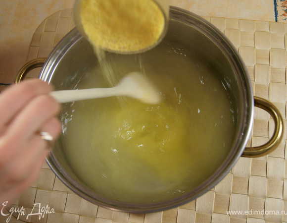 Приготовить поленту: в кипящую подсоленную воду медленно высыпать поленту, постоянно помешивая, чтобы избежать разбрызгивания поленты, комкования и пригорания.  