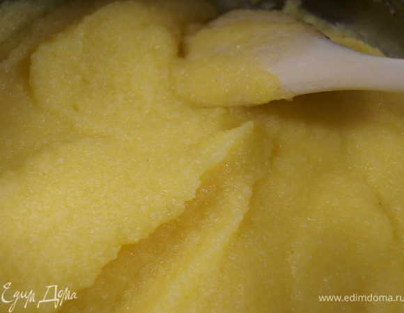 Готовить ещё одну минуту на слабом огне, помешивая до загустения поленты.