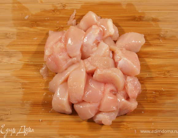 Приготовить мясо: пожарить на оливковом масле мелко порезанное куриное филе в течение 10 минут. 