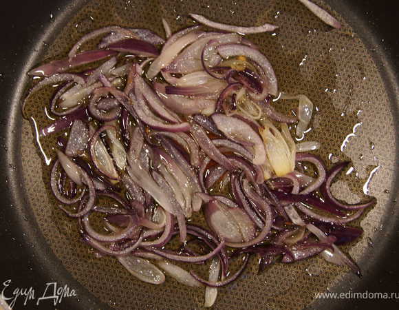 Добавить измельченный лук, пожарить его на среднем огне несколько минут до размягчения. 