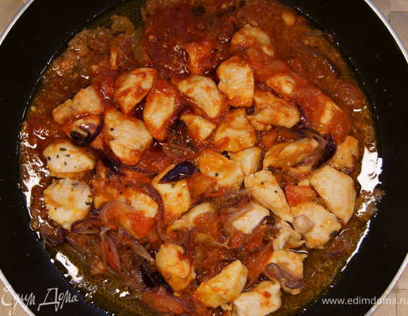 Затем добавить мелко порезанные томаты и томатную пасту, поперчить, посолить и готовить ещё минут 10. 