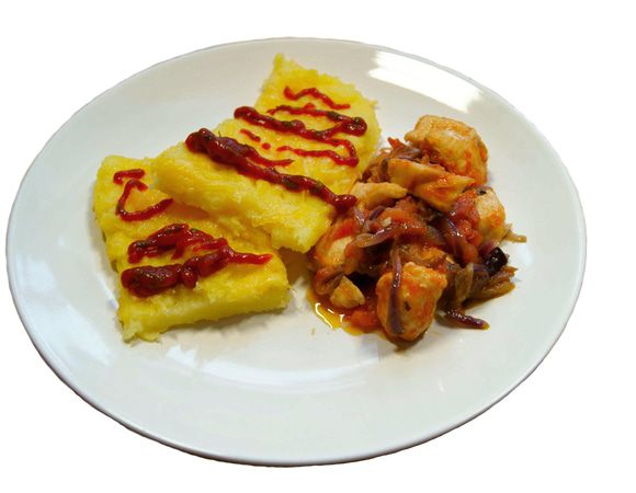 В это время запечь поленту в духовке при 180°С в течение 5-10 минут до появления корочки. Достать поленту с духовки, нарезать на квадратные кусочки с толщиной 1-2 см. Подавать поленту с соусом и куриным филе.