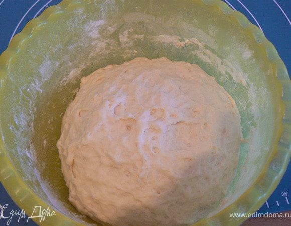 растворите дрожжи в чашке теплой воде с сахаром. В большой миске смешайте  масло, соль и муку. Добавьте дрожжевую смесь и смешайте до однородной массы. Скатайте в шар и оставьте в теплом месте на 30 минут