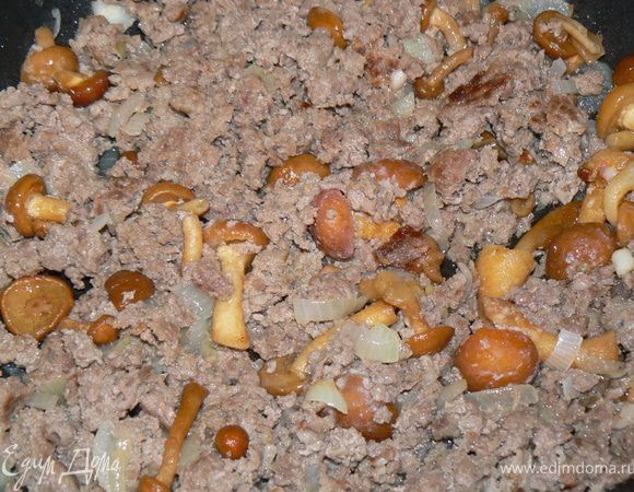 обжарить фарш с луком,добавить грибы
