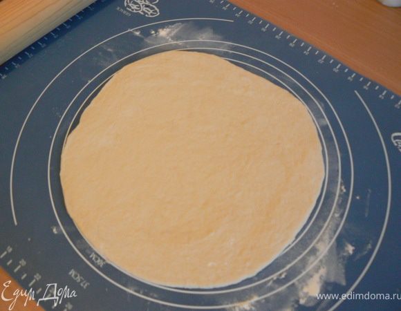 Разделите тесто на порционные куски(лучше 4-5) и раскатайте каждую часть на присыпанной мукой поверхности в круг