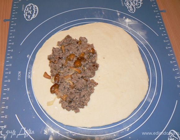 выложите фарш с грибами
