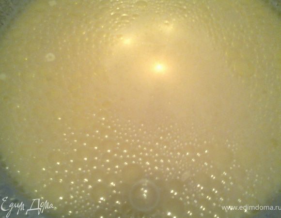 Растворяем дрожжи в тёплой воде с сахаром,солью,оливк.маслом+пара ложек муки.