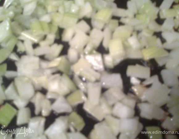 Пока его ждём-готовится начинка:обжариваем лук...