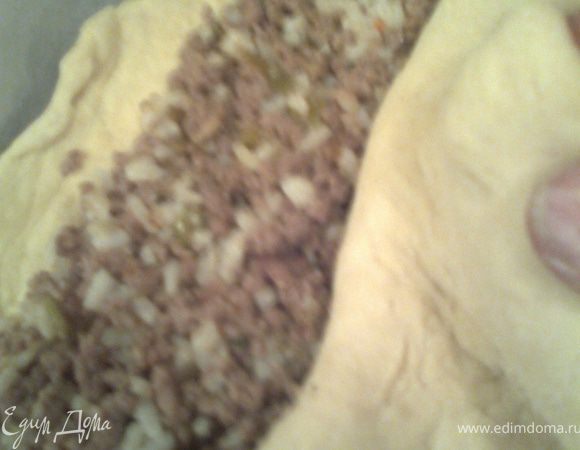 Накрываем вторым пластом теста.По краям плотно прижимаем!