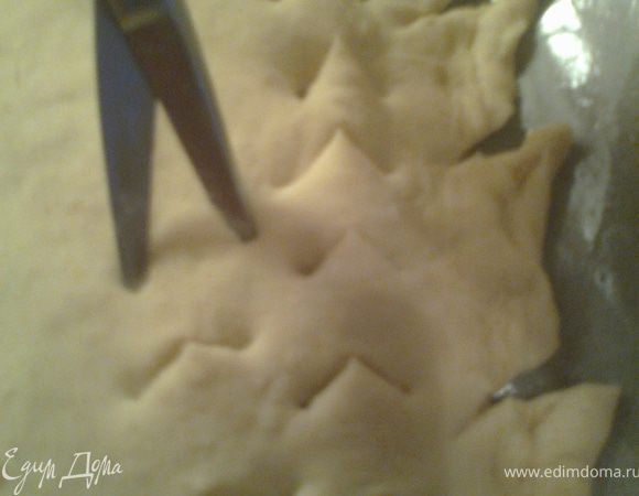 Ну,и самое главное-изображаем чешуйчатый панцирь.Держим ножницы вертикально и слегка стрижём тесто.Зто могут сделать даже дети ножницами с тупыми концами!