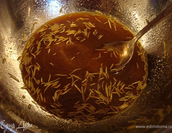 Куриные бедра (можно голени или любые др.куски курицы) вымыть, обсушить,посолить. Сложить в форму для маринования.
Приготовим ароматную заправку-маринад: смешать свежевыжатый сок с соевым соусом, добавить розмарин-поставить на огонь-немного нагреть,чтобы розмарин отдал свой аромат. Ввести мед. Перемешать и снять с огня.