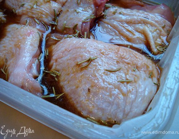 Залить горячим маринадом курицу, хорошенько перемешать и дать постоять минут 15.
Разогреть духовку до 220 гр.ц.
На дно добавить немного раст. масла (для жарки). Переложить курицу, вылить сверху маринад.