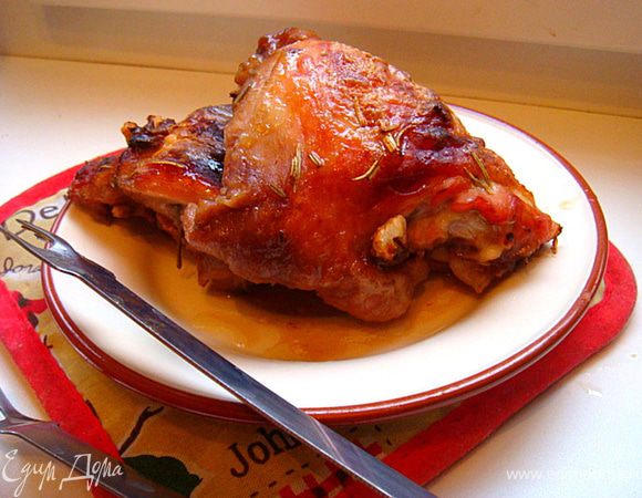 Далее- намазать немного каждый кусочек сверху сметаной (для образования корочки), засыпать орехами.
Готовить 30 минут.
Приятного аппетита!
(Вообще сметана и орехи в этом блюде не обязательны, а скорее альтернативны- просто я оч. люблю печеные орехи с курочкой-один раз попробовав-была влюблена, а сметана понадобится только в том случае, если духовка у вас-самая простая и обычная с нижним нагревом. Главный "фокус" в заправке-маринаде- аромат дивный стоял на кухне, а уж за столом- не прошло и 10 минут-все было съедено!)