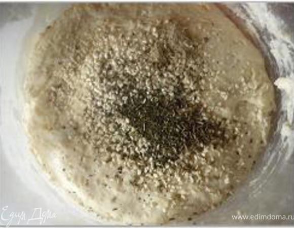 Из молока с водой, закваски или йогурта, дрожжей, сахара, оливкового масла и муки замесить мягкое, слегка липкое тесто. Накрыть пленкой и оставить на 20 минут.
В подошедшее немного тесто добавить соль и семена.