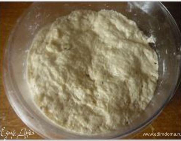 Хорошо вымесить 8-10 минут. Сформировать из теста шар и положить в смазанную маслом чашку, накрыть плёнкой и поставить в тёплое место на 1,5-2 часа, тес то должно увеличиться в объеме в два раза.