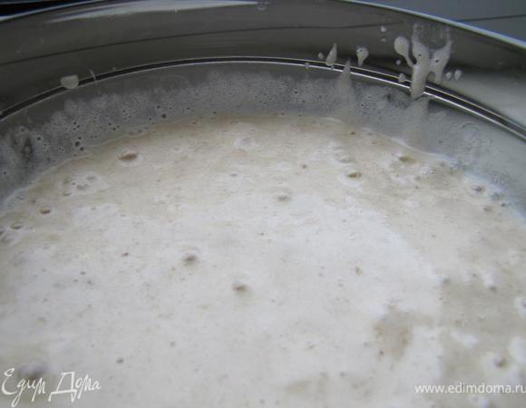 Очистить бананы, порезать кусочками, измельчить в блендере. Добавить лимонный сок, ванильный экстракт, сахар и пюрировать до однородной консистенции