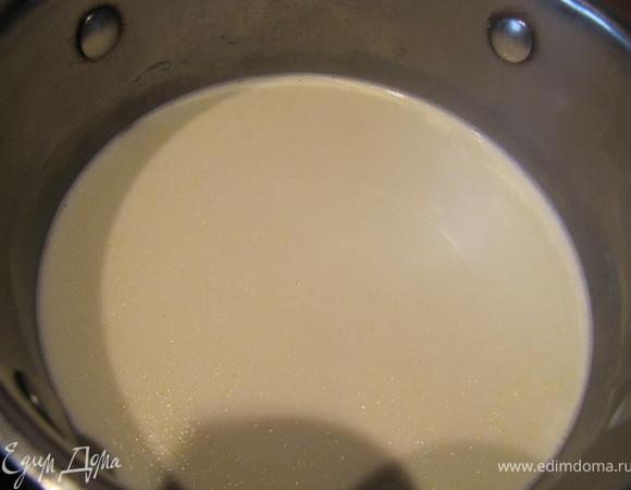 Замочить желатин в холодной воде. Смешать сливки с молоком и закипятить. Отжать желатин от воды и добавить в молоко. Размешать до полного растворения желатина.