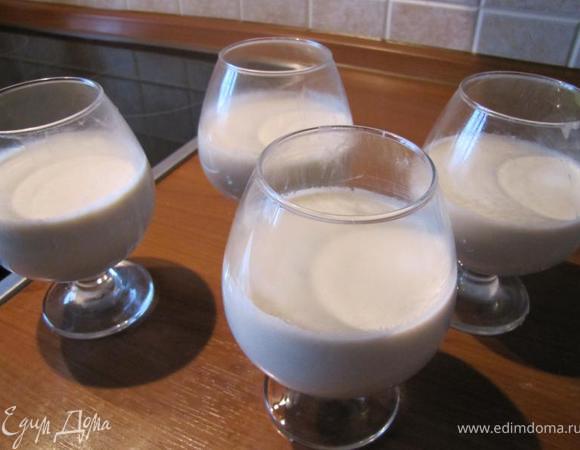 Добавить к молочной смеси банановое пюре, перемешать и протереть через сито. Разложить в 4-6 порционных креманки. Поставить в холодильник на 3-4 часа