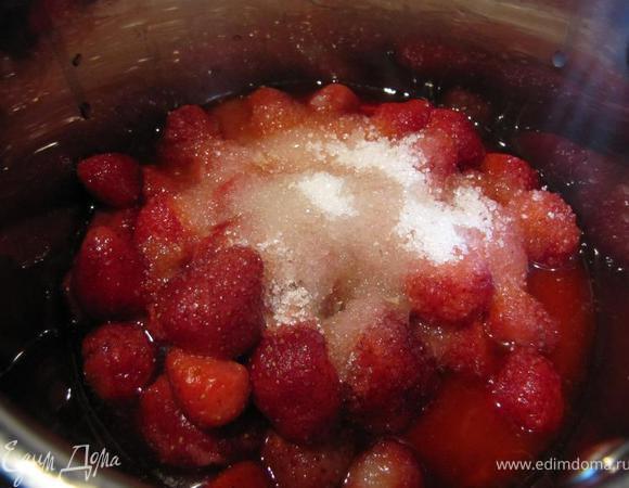 В небольшой кастрюле смешать клубнику с сахаром и лимонным соком, поставить на небольшой огонь. Периодически помешивая, подержать на огне до полного растворения сахара.