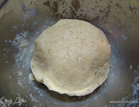 Масло порубите ножом с мукой. Затем добавьте остальные ингредиенты и замесите тесто. Готовое тесто поставьте на 30 минут в холодильник. 