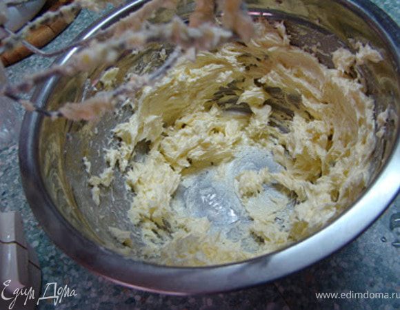 Тем временем приготовьте крем. Для этого, взбейте масло.