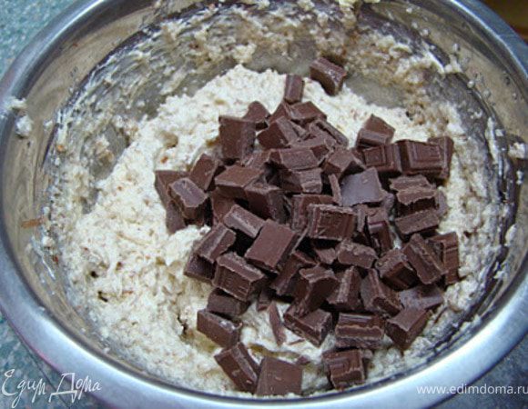 Продолжая взбивать добавьте сахар. Затем, по одному, яйца. Хорошо взбейте. После, добавьте остальные ингредиенты.