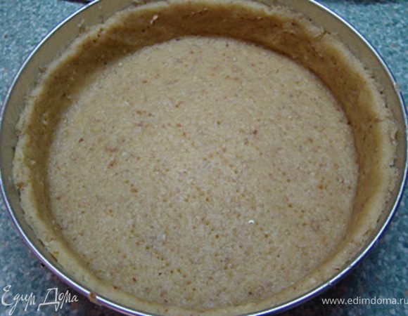 Духовку разогрейте до 170С. Тесто достаньте из холодильника и раскатайте и выложите в форму. Наколите вилкой и поставьте в духовку на 15 минут.