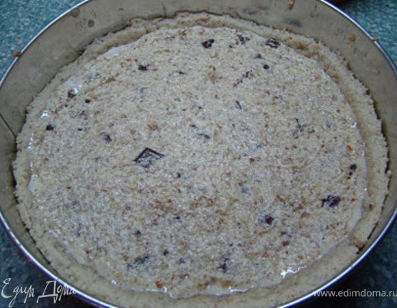 Через 15 минут достаньте основу и выложите в нее крем.