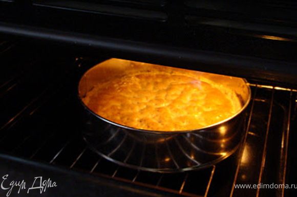 Теперь снова поставьте пирог в духовку. 30 минут, 170С. После 30 минут, проверьте пирог, все зависит от Вашей духовки и режима. Крем не должен быть слишком мягким, жидким. Начнет твердеть начиная с краев. Уменьшите температуру до 150С и держите пирог в духовке до готовности.