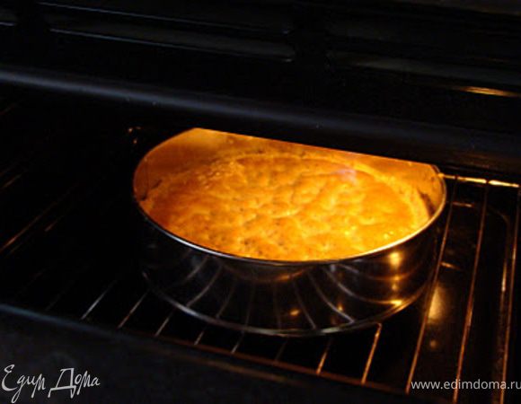 Теперь снова поставьте пирог в духовку. 30 минут, 170С. После 30 минут, проверьте пирог, все зависит от Вашей духовки и режима. Крем не должен быть слишком мягким, жидким. Начнет твердеть начиная с краев. Уменьшите температуру до 150С и держите пирог в духовке до готовности.