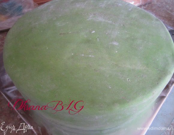 Торт покрыть масляным кремом. Выровнять. Покрыть мастикой.