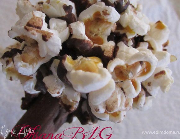 Заранее можно сделать деревья. Для этого из шокомастики сделать ствол, закрепить его на длинную шпажку. Дать подсохнуть. Затем растопить шоколад и прикрепить на "ствол" попкорн. Делать это нужно небольшими частями, для того чтобы шоколад подсыхал и не скатывался.