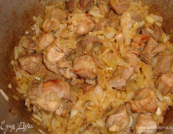 Обжарить все вместе - лук и мясо, добавить горячую воду - столько, чтобы она покрыла мясо, и потушить до полуготовности.