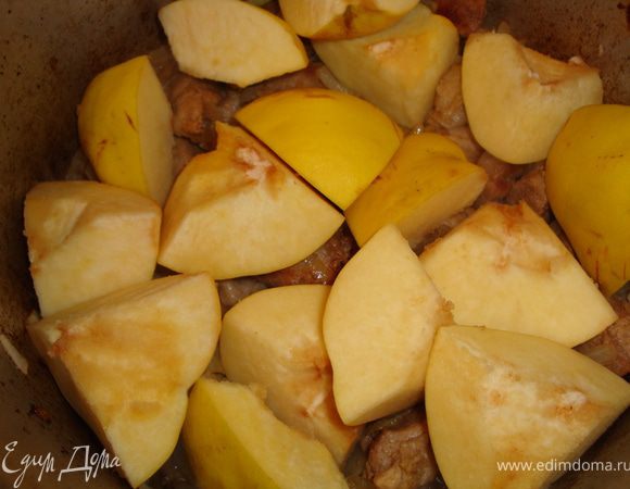 Теперь можно положить морковь (я готовила без нее, муж не жалует) и пряности. Промытую айву разрезать пополам, вынуть семенную коробку и порезать на 2 или 4 части (в зависимости от размера, можно оставить половинками). Положить айву на зирвак.