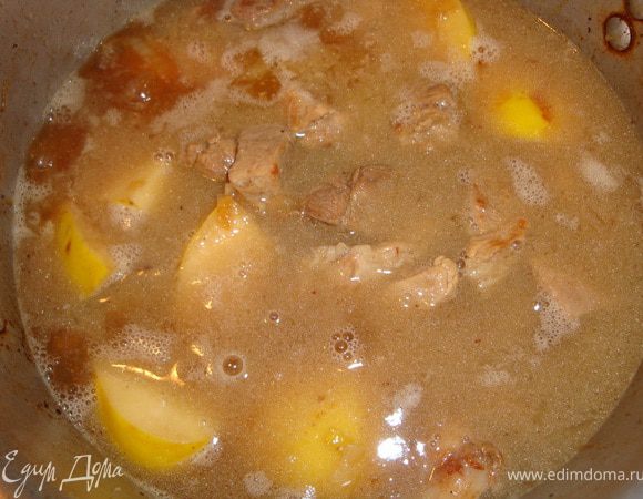 Теперь можно добавить еще немного воды, чтобы айва в нее погрузилась и немного потушить - минут 5-10.