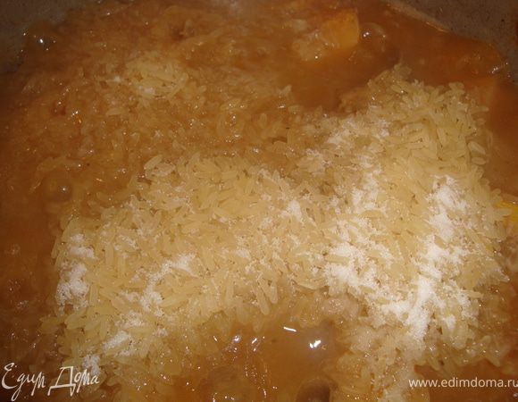 Затем добавить рис и посолить.