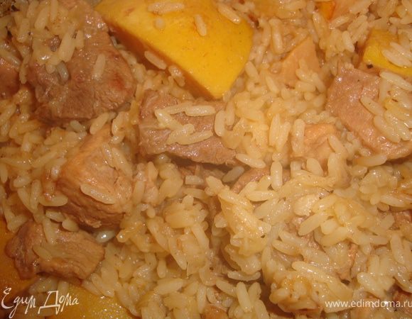 Влить горячую воду на 2,5 см. выше уровня риса и тушить до готовности. Готовый плов накрыть крышкой, можно укутать и выдержать минут 20.