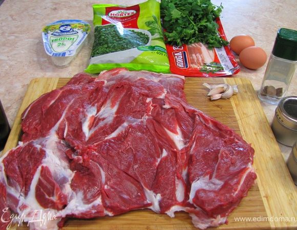 Есть несколько моментов (как всегда):
Часто вместо баранины продают козлятину (кстати ни разу не видел на рынке вывеску "козлятина", хотя и из нее можно весьма интересные блюда готовить, но несколько по-другому)
Как и все мужики прошедшие половое созревание, баран может вонять (но это касается и свиньи, точнее кабана, и быка, хотя в меньшей степени)
Баранина сильно отличается от ягнятины (так же, как и говядина от телятины). мясо ягненка нежное и быстро готовится, но мясо барана намного богаче на вкус
Бараны, которые предназначены для шерсти тоже могут сильно вонять.
В общем - как всегда, при покупке нюхайте. Если воняет - не берите. Если все мясо воняет - вообще не берите. Попросите кого-нибудь из знающих вместе с вами сделать первую покупку.
Ну и, конечно, у барана больше отходов (всякие жилы, пленки, кроме того, если курдючный, то и жир).