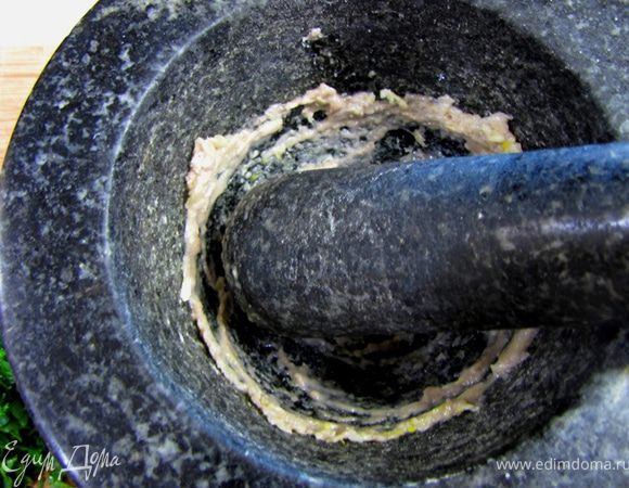 Разотрите пестиком, превратив смесь в кашицу.