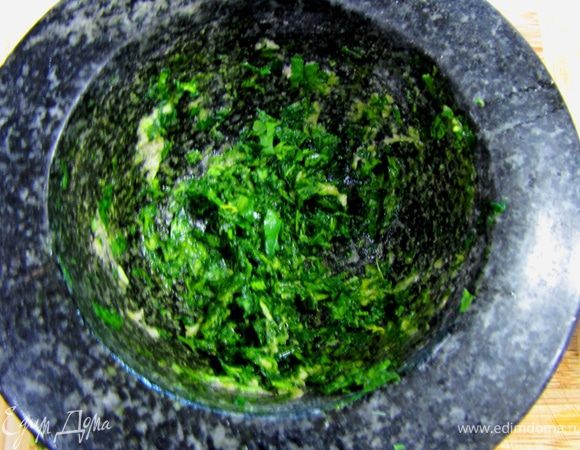 Положите туда же петрушку и вновь разотрите пестиком.