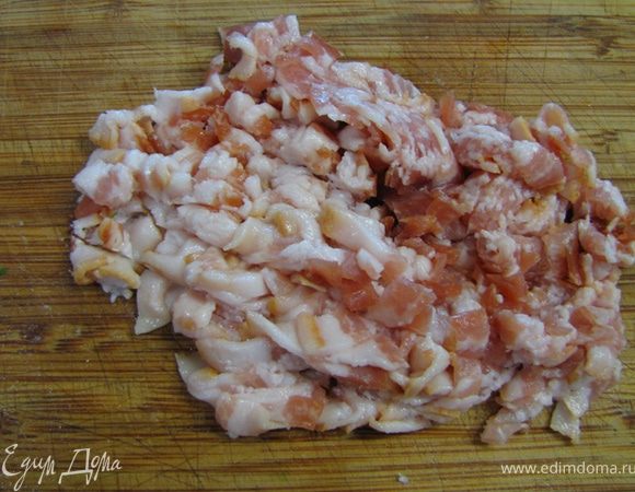 Порубите мелко бекон.