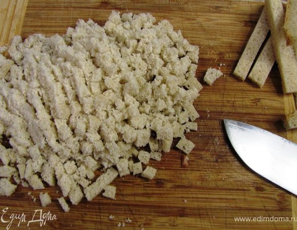 Срежьте с хлеба корочку и порубите мелко хлеб.