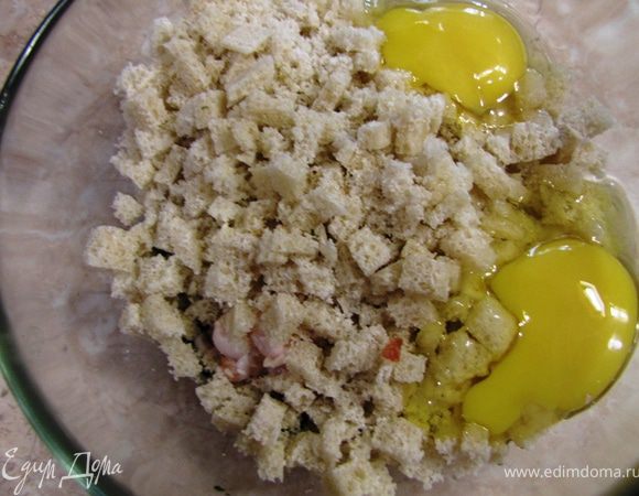 Сложите все ингредиенты в емкость, разбейте туда яйца и выложите рикотту (творог).