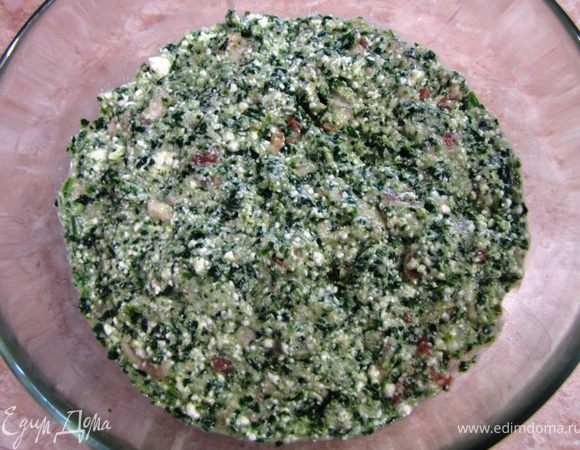 Потрите мускатный орех и размешайте руками, доведя смесь до однородного состояния.