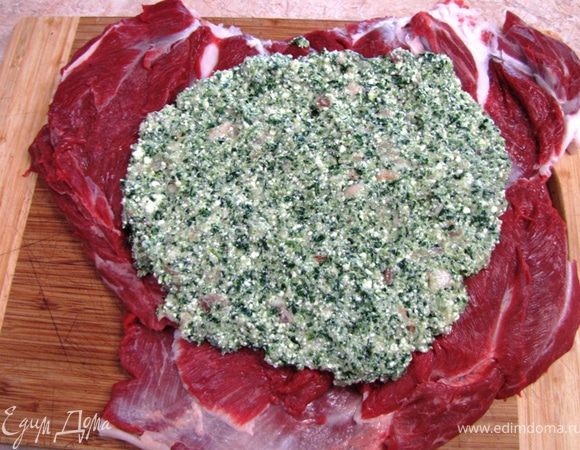 Разверните мясо так, чтобы голень была ближе к вам. У вас получился неровный треугольник. Положите начинку на широкое место.