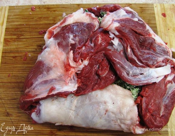 Заверните мясо с голени наверх и свободные участки широкой части слева и справа. У вас получится, что вся начинка спряталась в мясе.